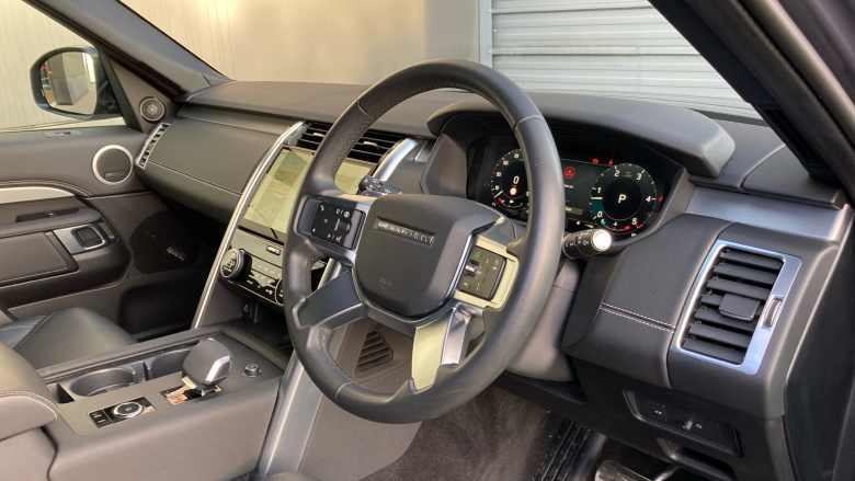 Land Rover Discovery 3.0 D300 Dynamic SE 5dr Auto Diesel Station Wagon